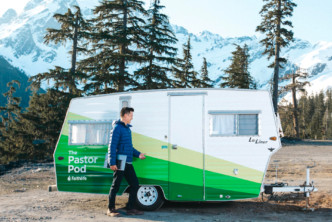 pastor pod in front of mountains