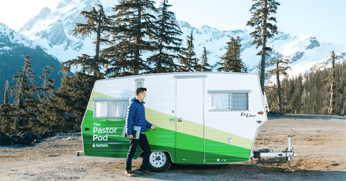 pastor pod in front of mountains